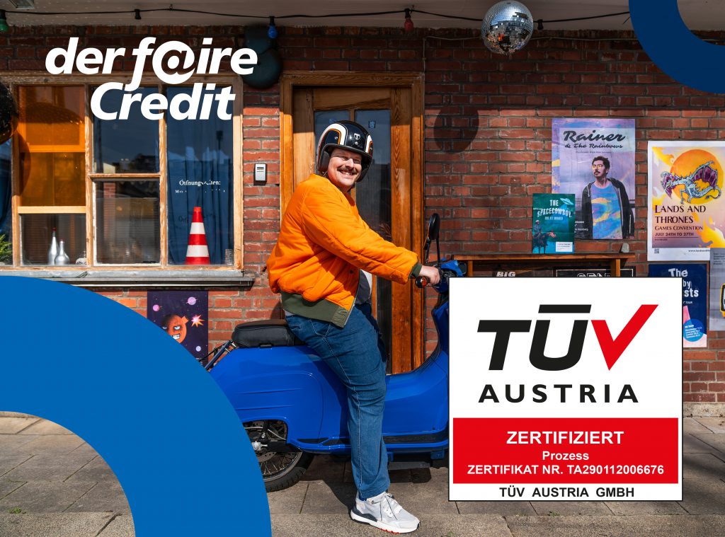 Ein Mann sitzt auf einem Roller und lächelt ins Bild. 