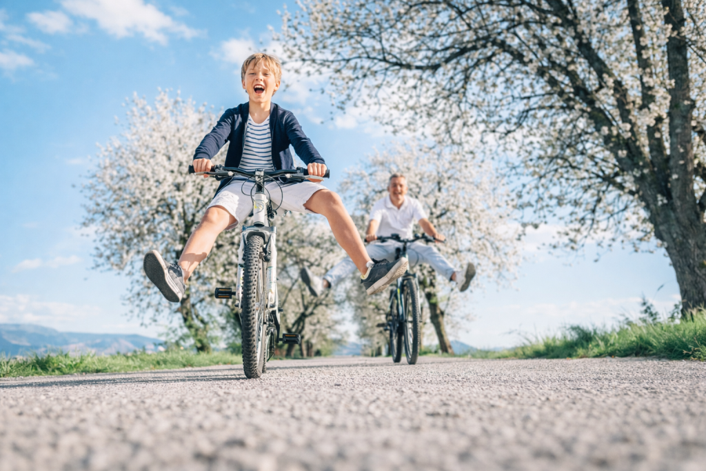 2 Kinder sitzen auf dem Fahrrad