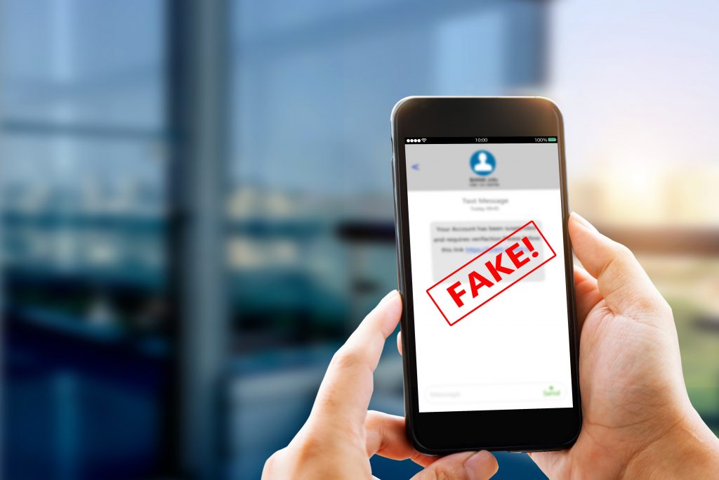 Hier sieht man eine Hand mit einem Smartphone.