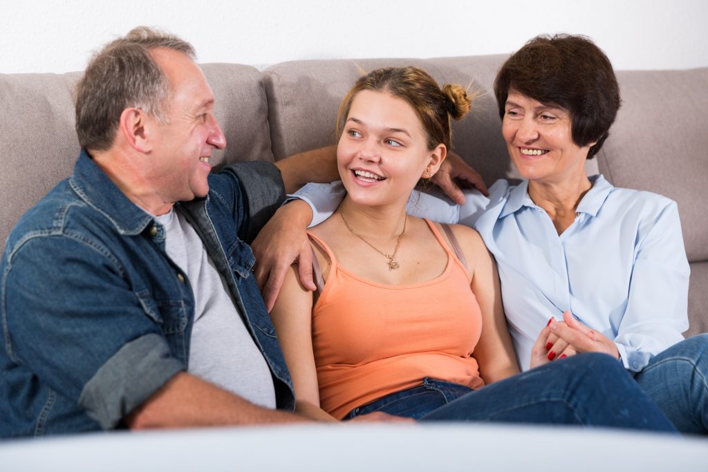 Eine Familie sitzt auf der Couch