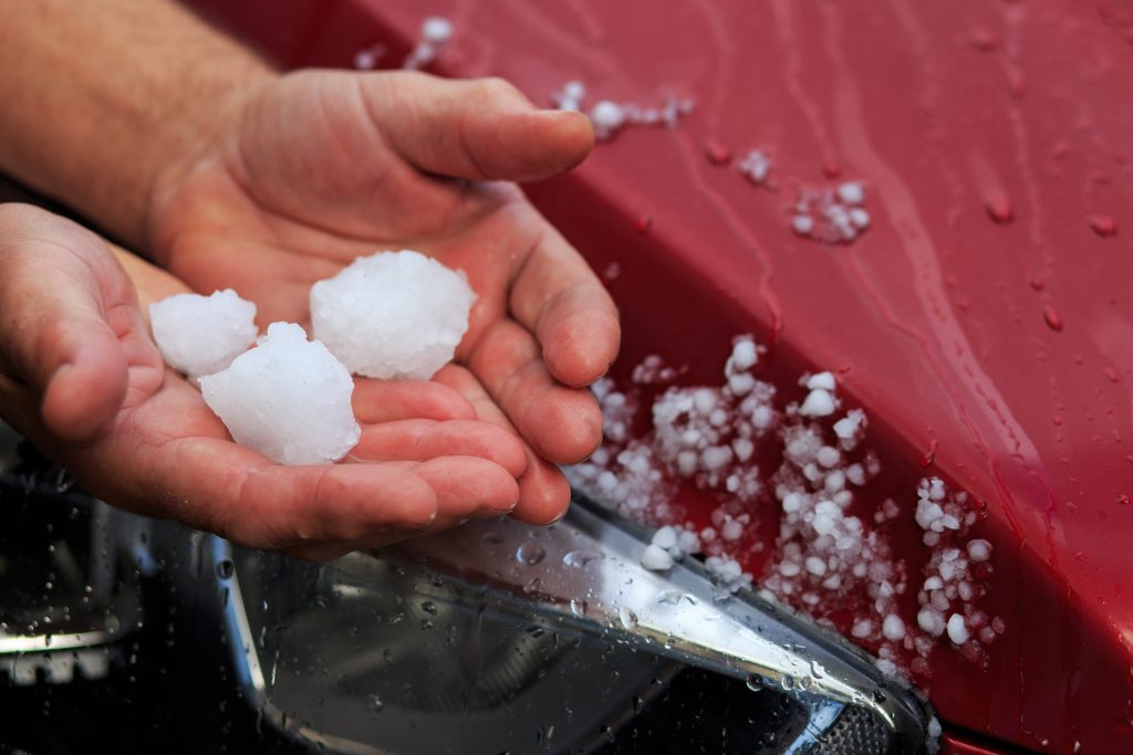 Eine Hand voller Hagel Körner